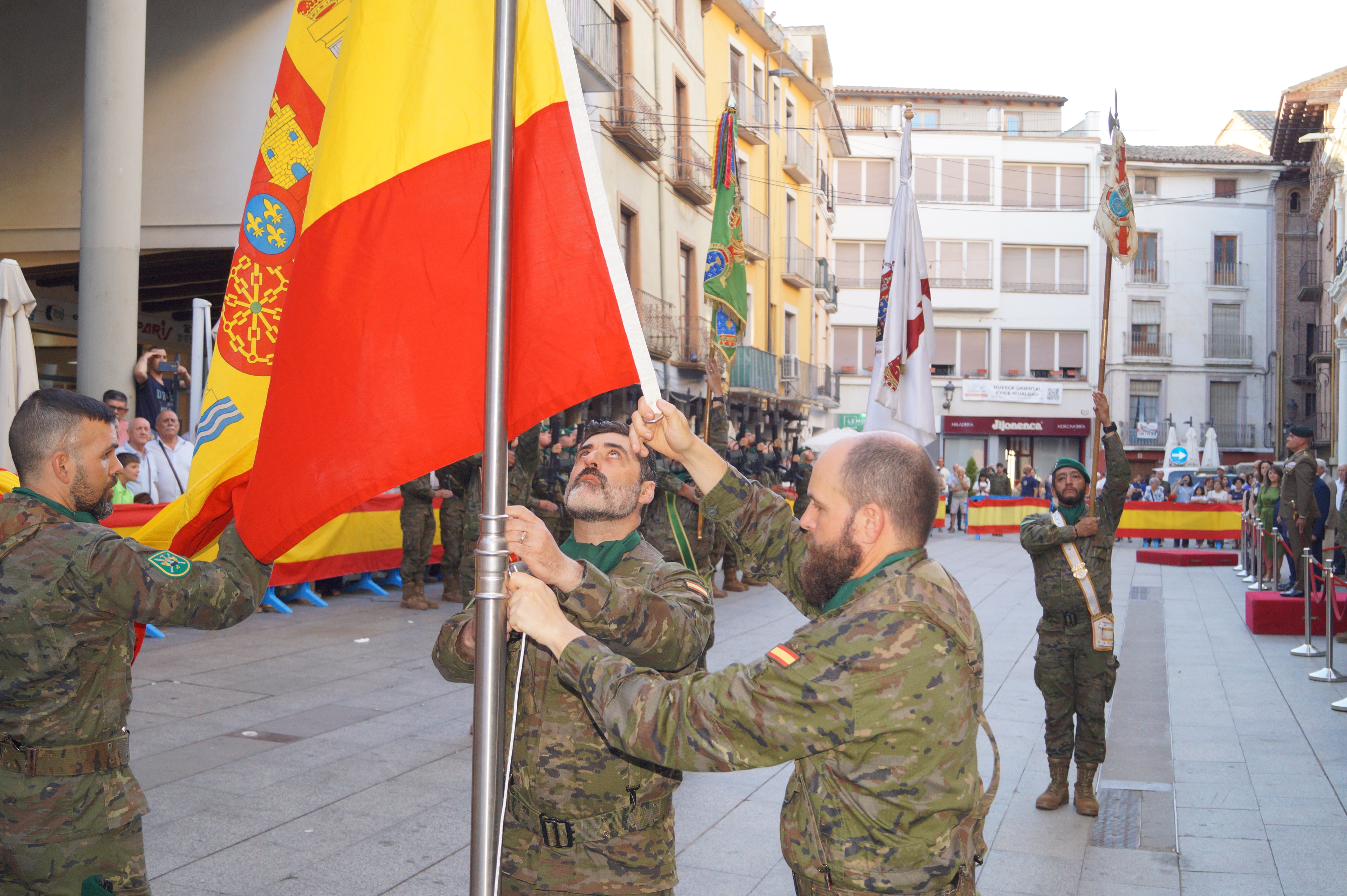 Barbastro rinde homenaje a su historia militar con un solemne arriado de bandera en la Plaza del Mercado y celebra el Día de las Fuerzas Armadas