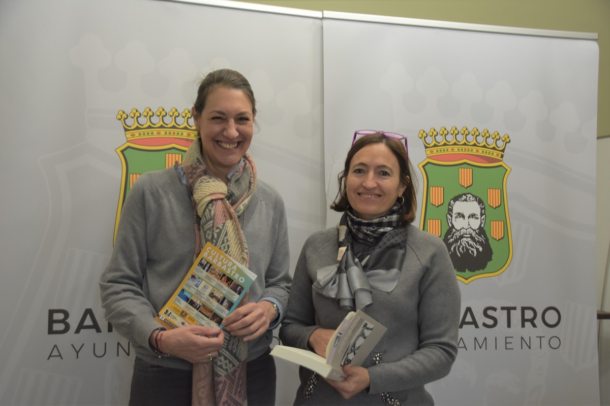 Blanca Galindo y Ana Escartn con el cartel y el libro del Premio de Novela Ayuntamiento de Barbastro