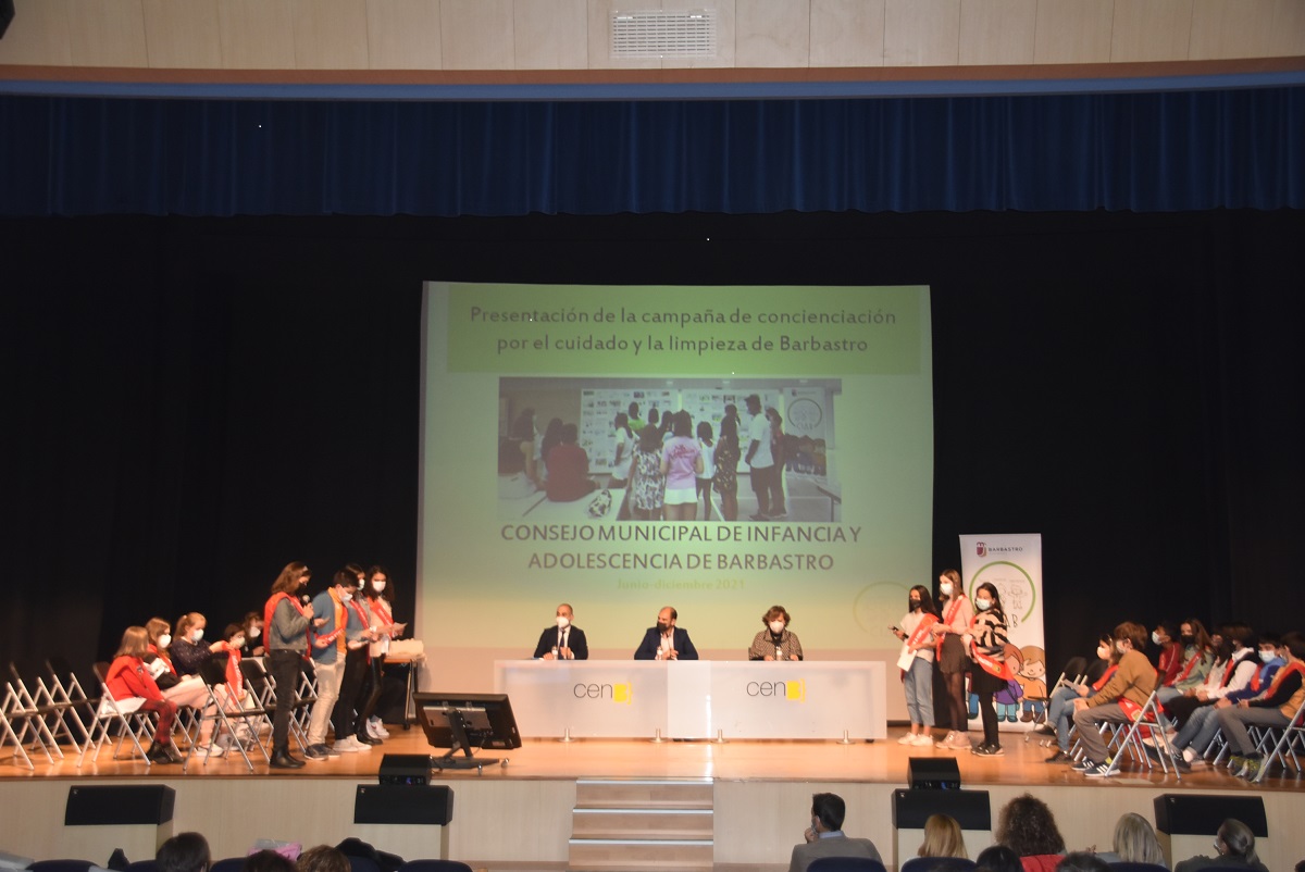 Momento del Pleno de la Infancia y adolescencia Ayuntamiento de Barbastro