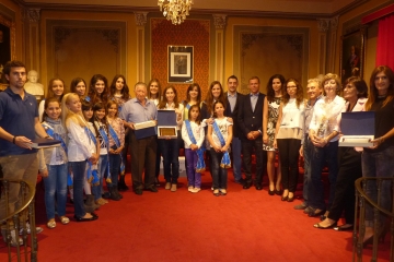 Foto de familia de las autoridades, las Damas y los premiados. 