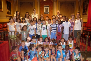 Los niños de la Ludoteca posan con el Alcalde. 