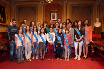 Foto de familia de los premiados, con las autoridades y las Damas. 