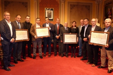 Foto de familia de las autoridades y los premiados. 