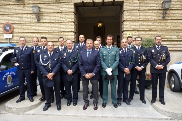 El Alcalde con los representantes de las fuerzas de seguridad. 