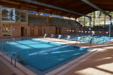 Interior de la piscina cubierta.