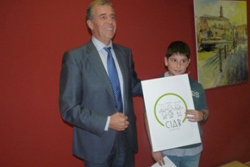 El Alcalde y el autor del logo, Jorge Escapa Grasa.