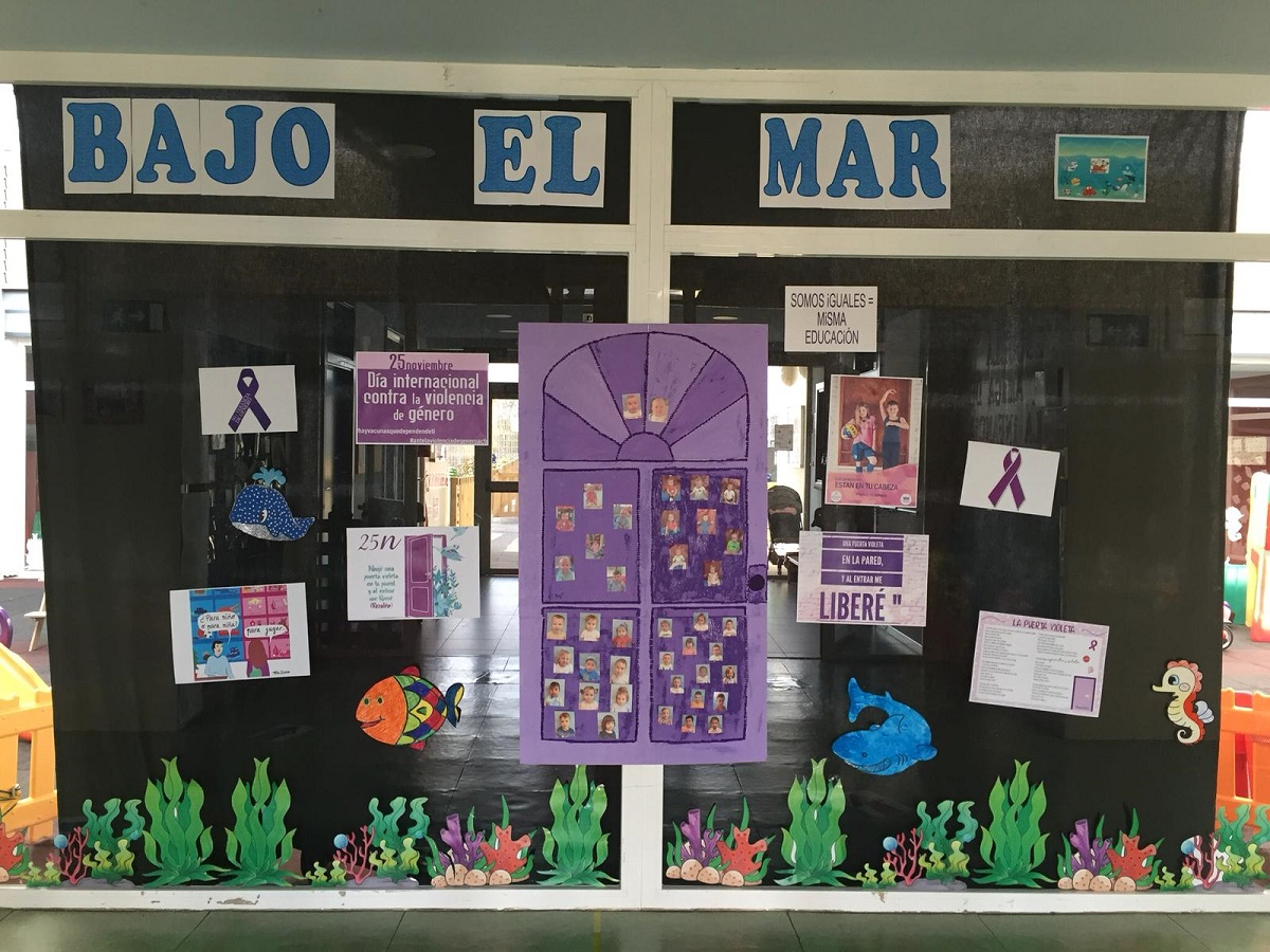 Puerta violeta en la Escuela Municipal Infantil web