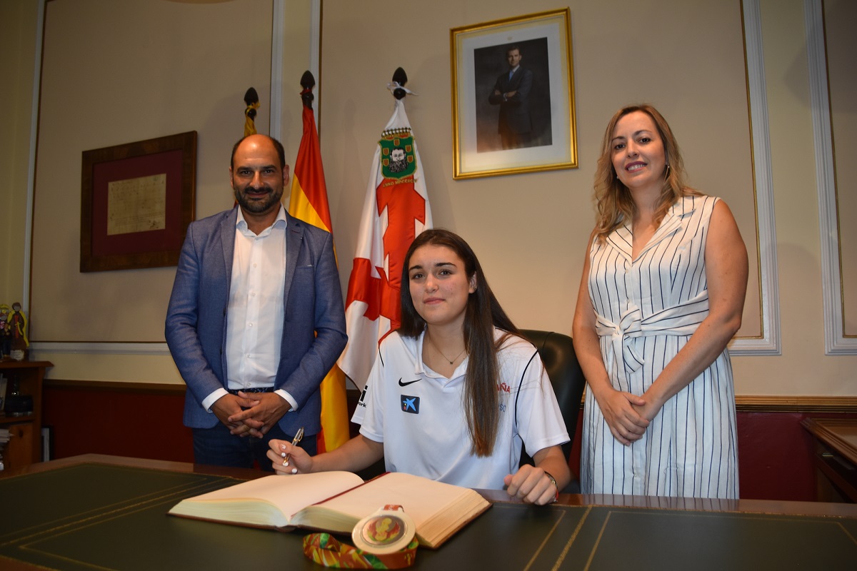 Marina Mata firmando en el libro de honor Ayuntamiento de Barbastro