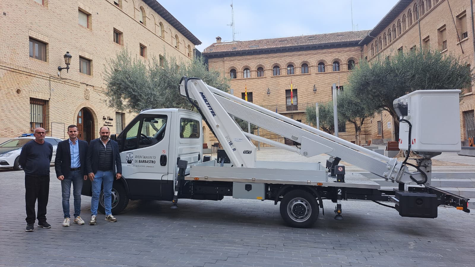 El Ayuntamiento completa la renovación del parque móvil del Área de  servicios con la recepción de un camión con cesta elevadora