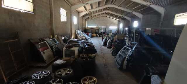 La Policía Local y el Seprona desmantelan un taller ilegal de desguace de piezas de vehículos en el que también se organizaban fiestas no autorizadas