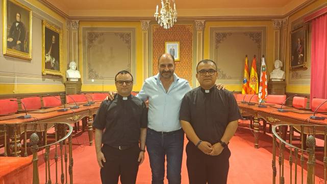 El Alcalde Fernando Torres recibe a los padres Jaime Cruz y Omar Quilcaro con motivo de su despedida de Barbastro